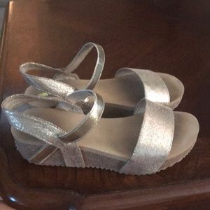 Volatile small wedges soft foam cork bottom